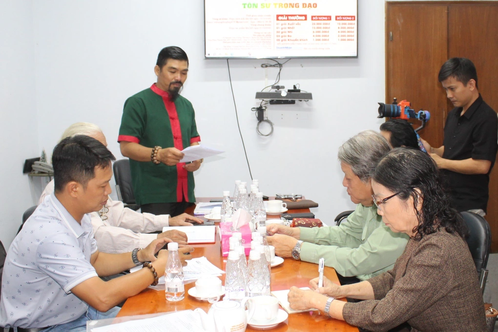 Ban tổ chức thông tin về hội thi viết thư pháp năm 2023 (Ảnh: Tùng Nguyên).